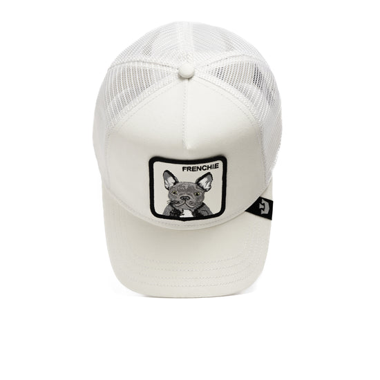 Weiße Trucker-Cap mit Netzstoff, vorne aufgenähter Bulldoggen-Aufnäher und Goorin Bros Logo am Schirmrand.