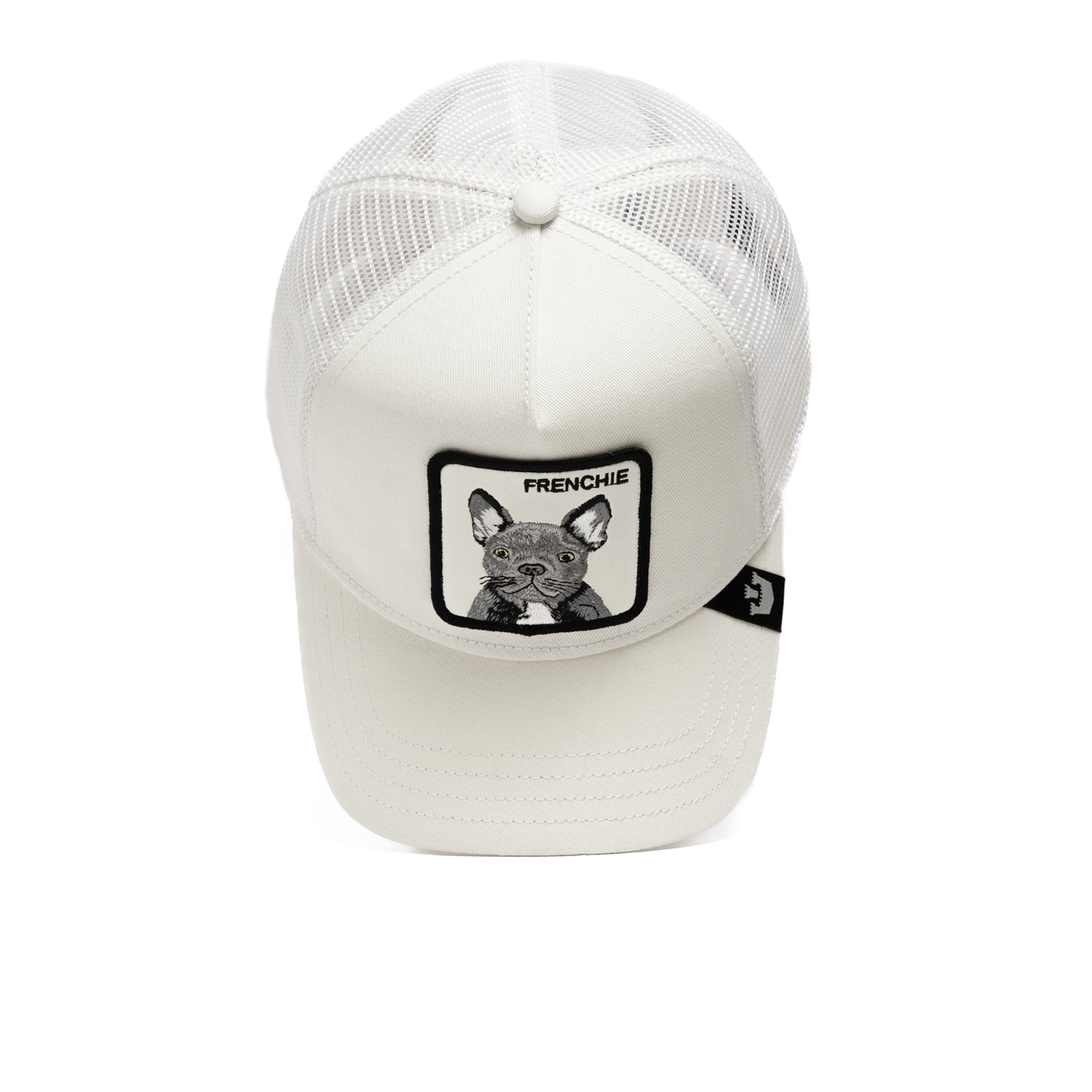 Weiße Trucker-Cap mit Netzstoff, vorne aufgenähter Bulldoggen-Aufnäher und Goorin Bros Logo am Schirmrand.
