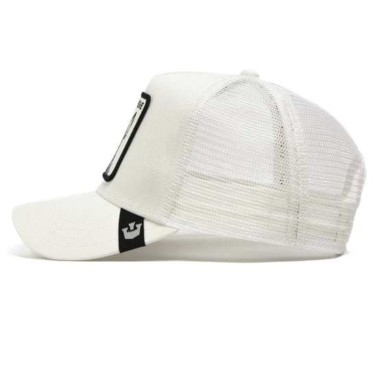 Weiße Trucker-Cap mit Netzrückseite und schwarzem Label, gesticktes Bulldoggen-Motiv vorne.