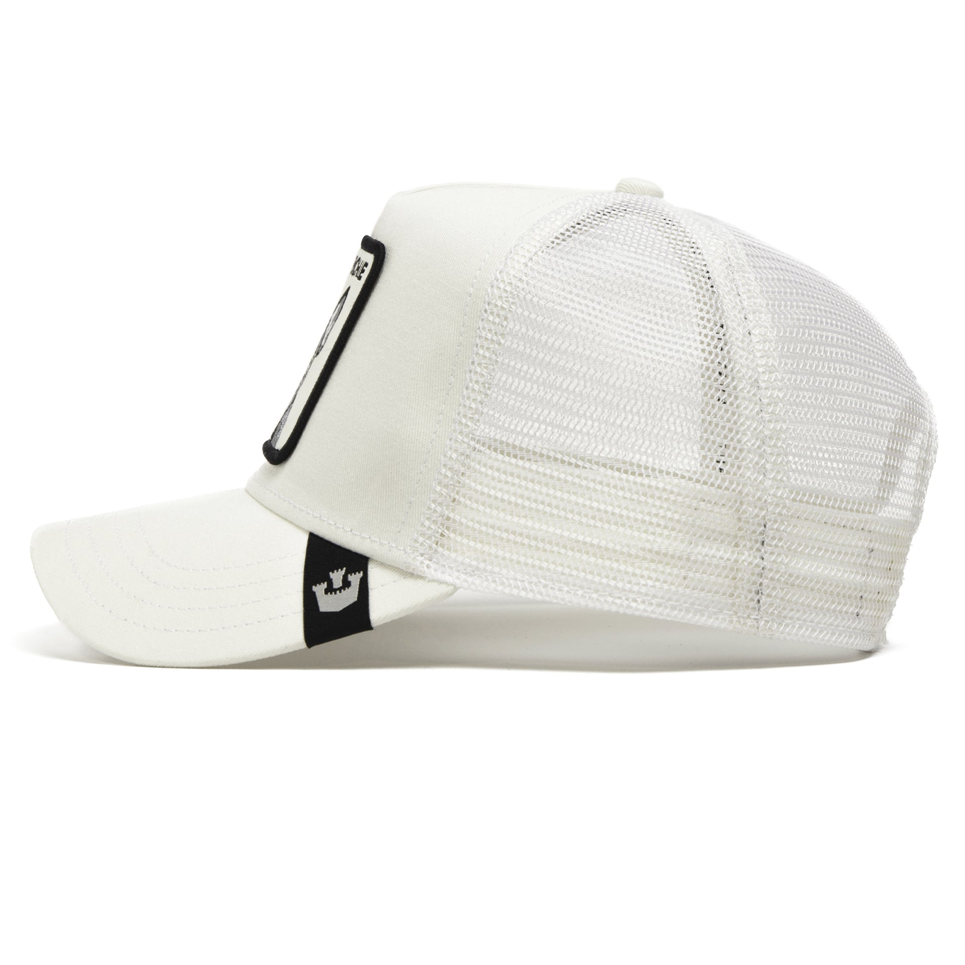 Weiße Trucker-Cap mit Netzrückseite und schwarzem Label, gesticktes Bulldoggen-Motiv vorne.