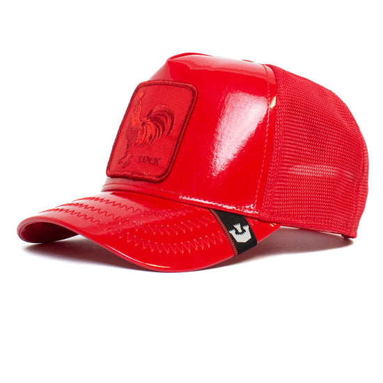 Rote Trucker-Cap mit glänzendem Frontpanel und gesticktem Hahn-Logo aus Leder, Netzrückseite.