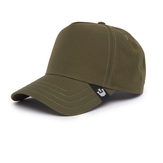 Olivgr�ne Trucker-Cap mit gewachster, wasserabweisender Oberfl„che und schwarzem Anker-Label am Schirmrand.