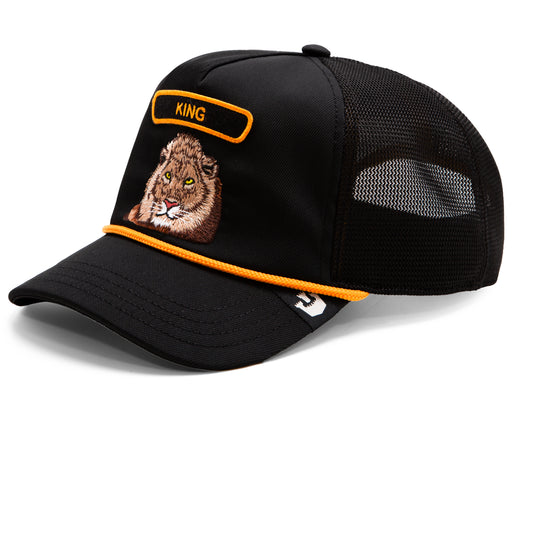 Schwarze Trucker-Cap mit aufgesticktem Löwenkopf, orangefarbenem "KING"-Schriftzug und orangefarbener Kordel am Schirmrand.
