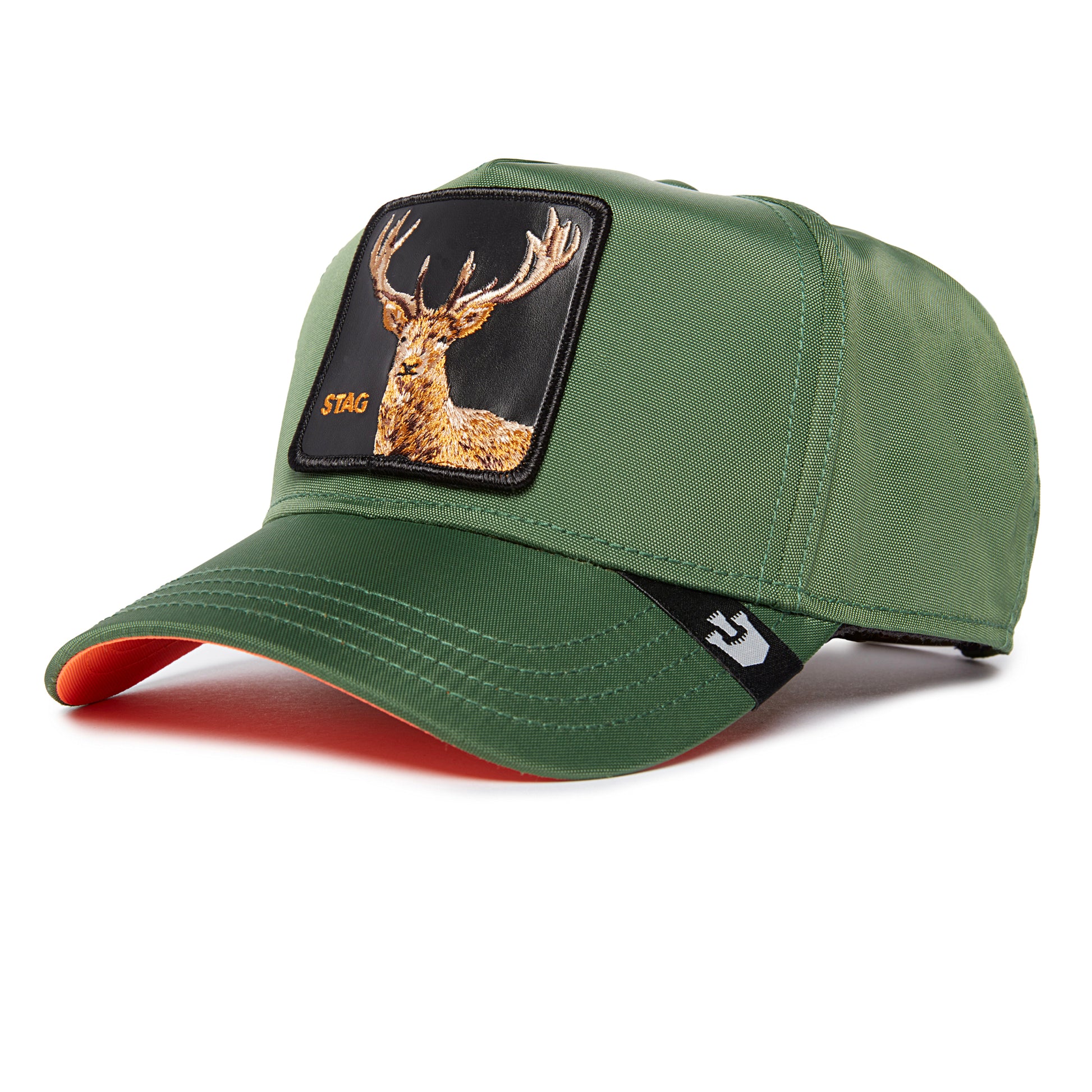 Grüne Goorin Cap mit gesticktem Hirsch-Patch und schwarzem Label am Schirmrand.