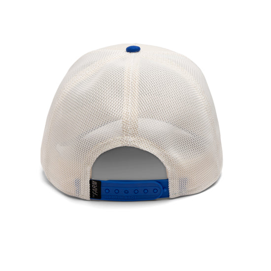 Weiße Trucker-Cap mit blauem verstellbarem Verschluss und Mesh-Rückseite aus Velours.
