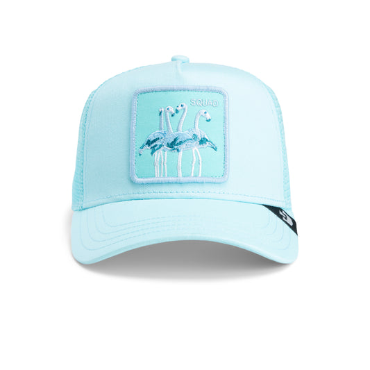 Hellblauer Trucker-Cap mit Stickerei von drei Flamingos auf quadratischem Patch vorne.