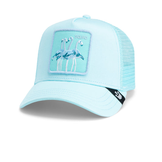 Hellblaue Trucker-Cap mit Flamingo-Patch und Netzrückseite.