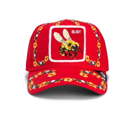 Rote Trucker Cap mit Bienenmotiv, "BUSY" Schriftzug und buntem Blumenmuster.