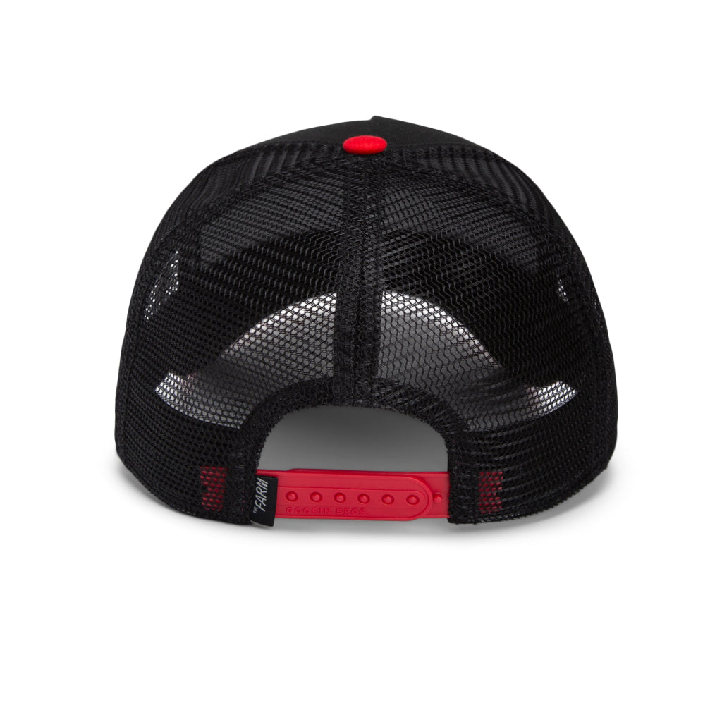 Schwarze Mesh-Trucker-Cap mit verstellbarem roten Verschluss und rotem Druckknopf oben.