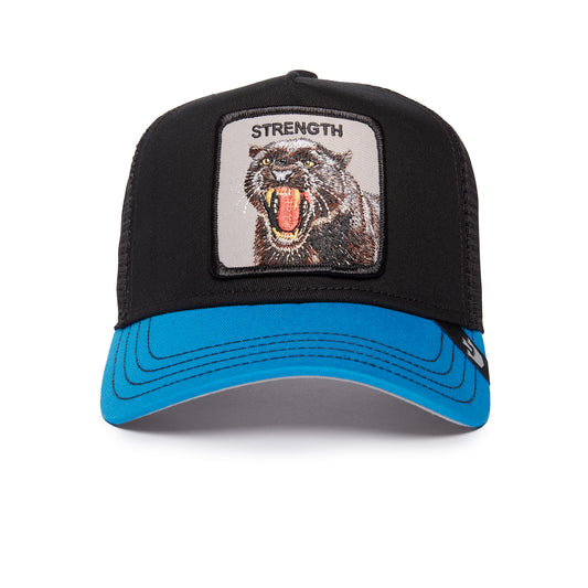 Schwarze Trucker Cap mit blauem Schirm und gesticktem Panther-Emblem mit Text "STRENGTH".