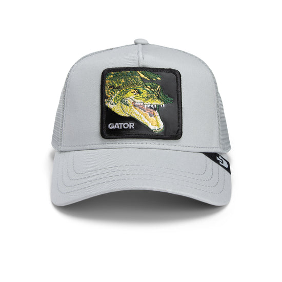 Hellgraue Trucker-Cap mit grünem Alligator-Patch und schwarzem Rahmen, weißer Schrift „Gator“.