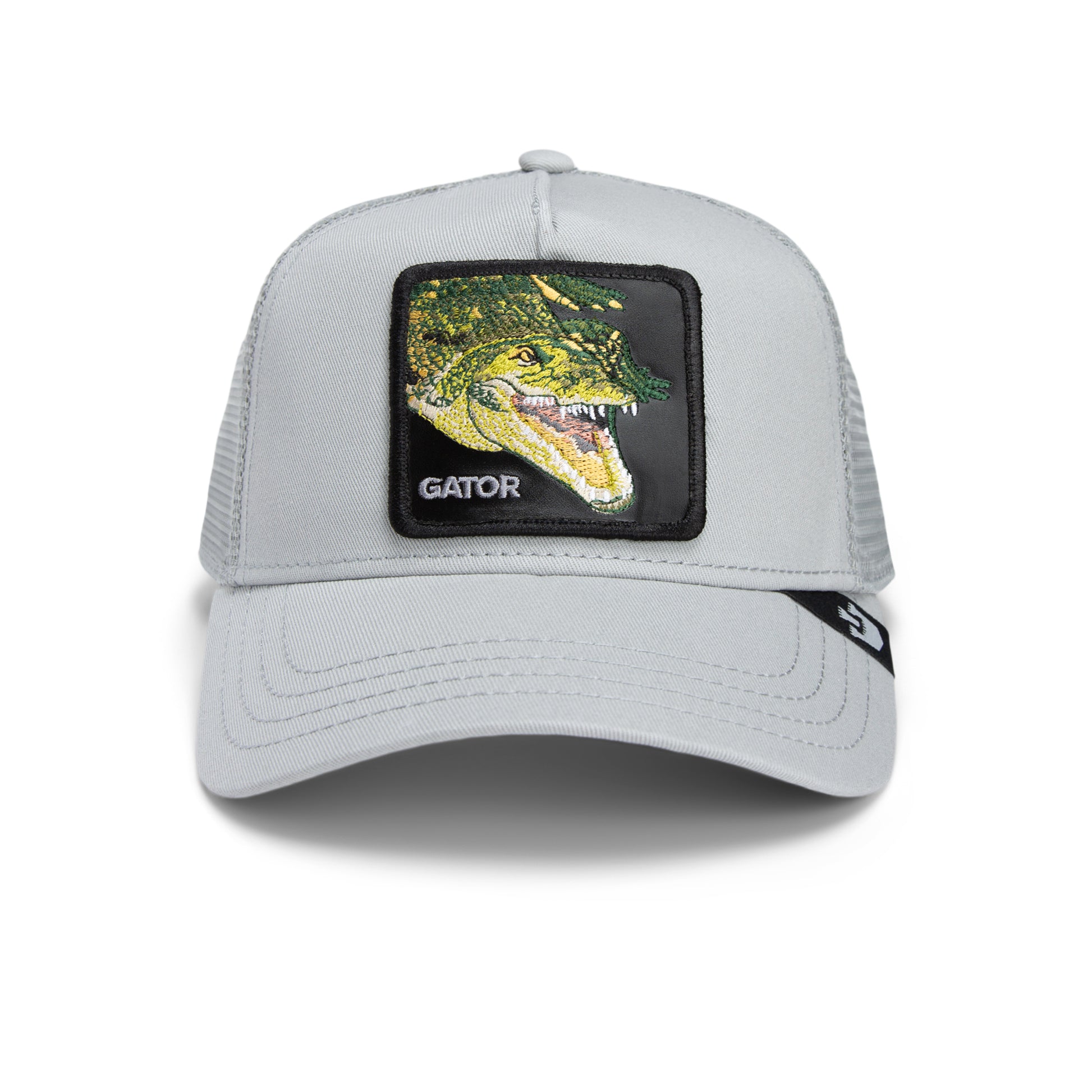 Hellgraue Trucker-Cap mit grünem Alligator-Patch und schwarzem Rahmen, weißer Schrift „Gator“.
