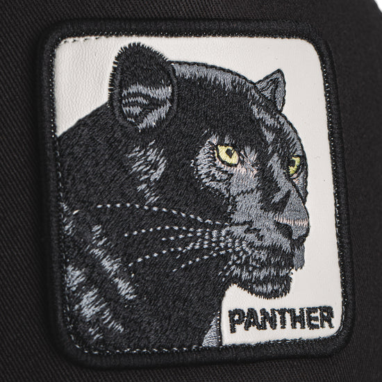 Schwarze Trucker-Cap mit gesticktem Panther-Motiv und weißem Schriftzug "Panther".