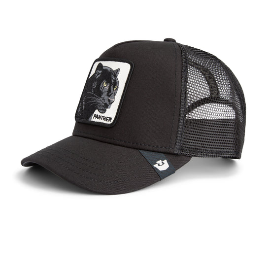 Schwarze Trucker-Cap mit Netzrückseite und Panther-Aufnäher vorne.
