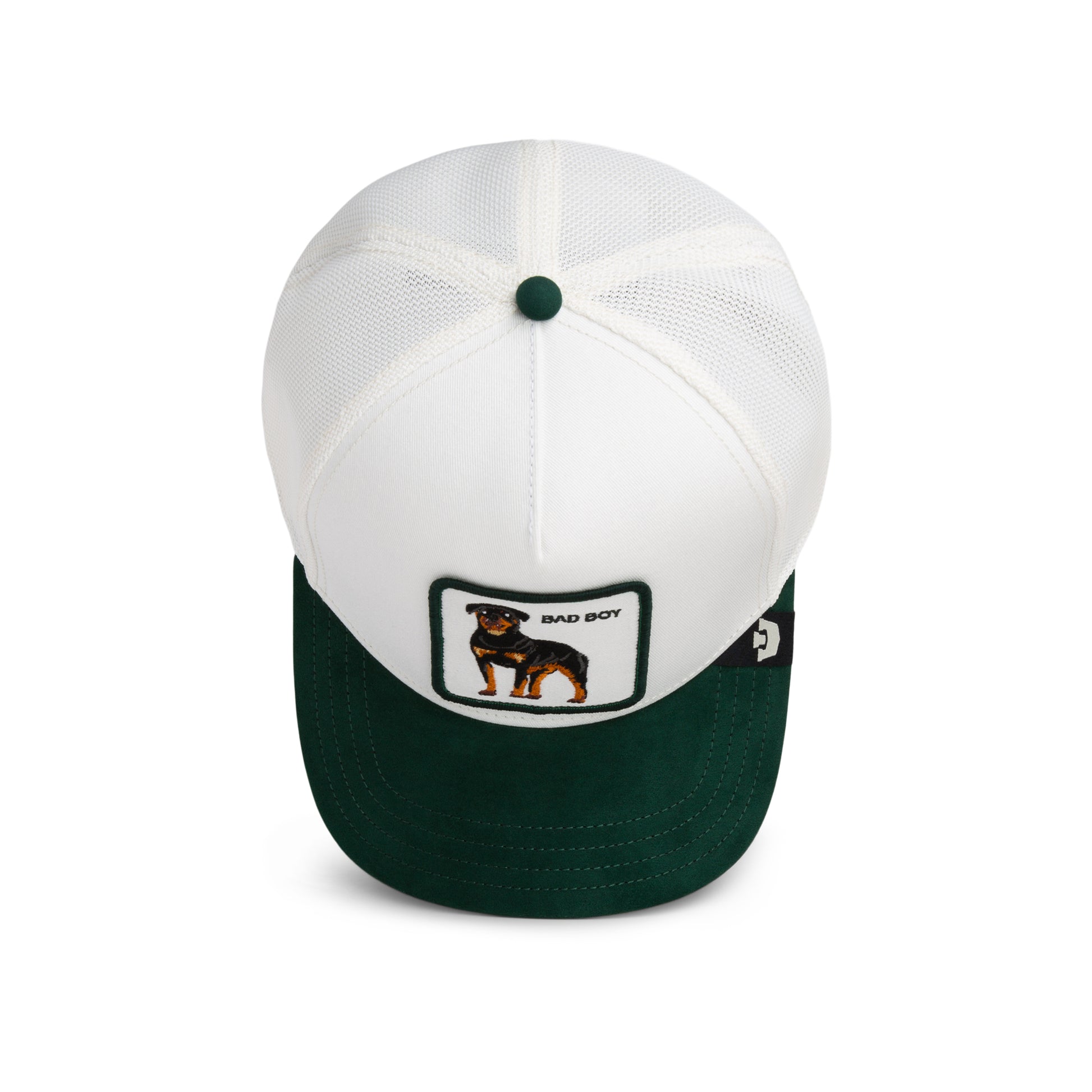 Weißes Goorin Trucker-Cap mit grünem Wildleder-Schirm und Hundemotiv-Badge vorne.