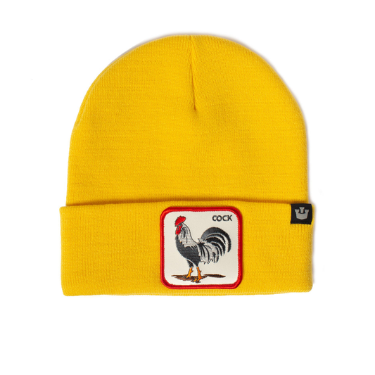 Gelbe Goorin Wintermütze mit aufgenähtem Hahn-Patch und Umschlagrand.