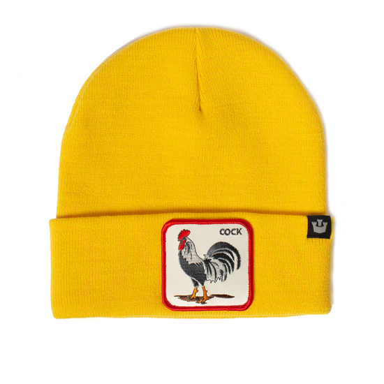 Gelbe Goorin Wintermütze mit aufgenähtem Hahn-Patch und Umschlagrand.