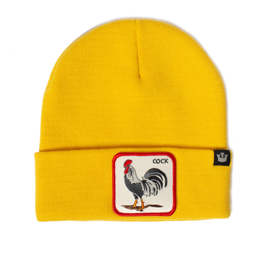 Gelbe Goorin Wintermütze mit aufgenähtem Hahn-Patch und Umschlagrand.