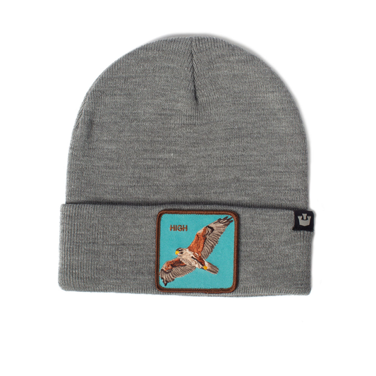 Graue Strick-Beanie mit Umschlag und gesticktem Falken-Patch auf Türkis-Grund.