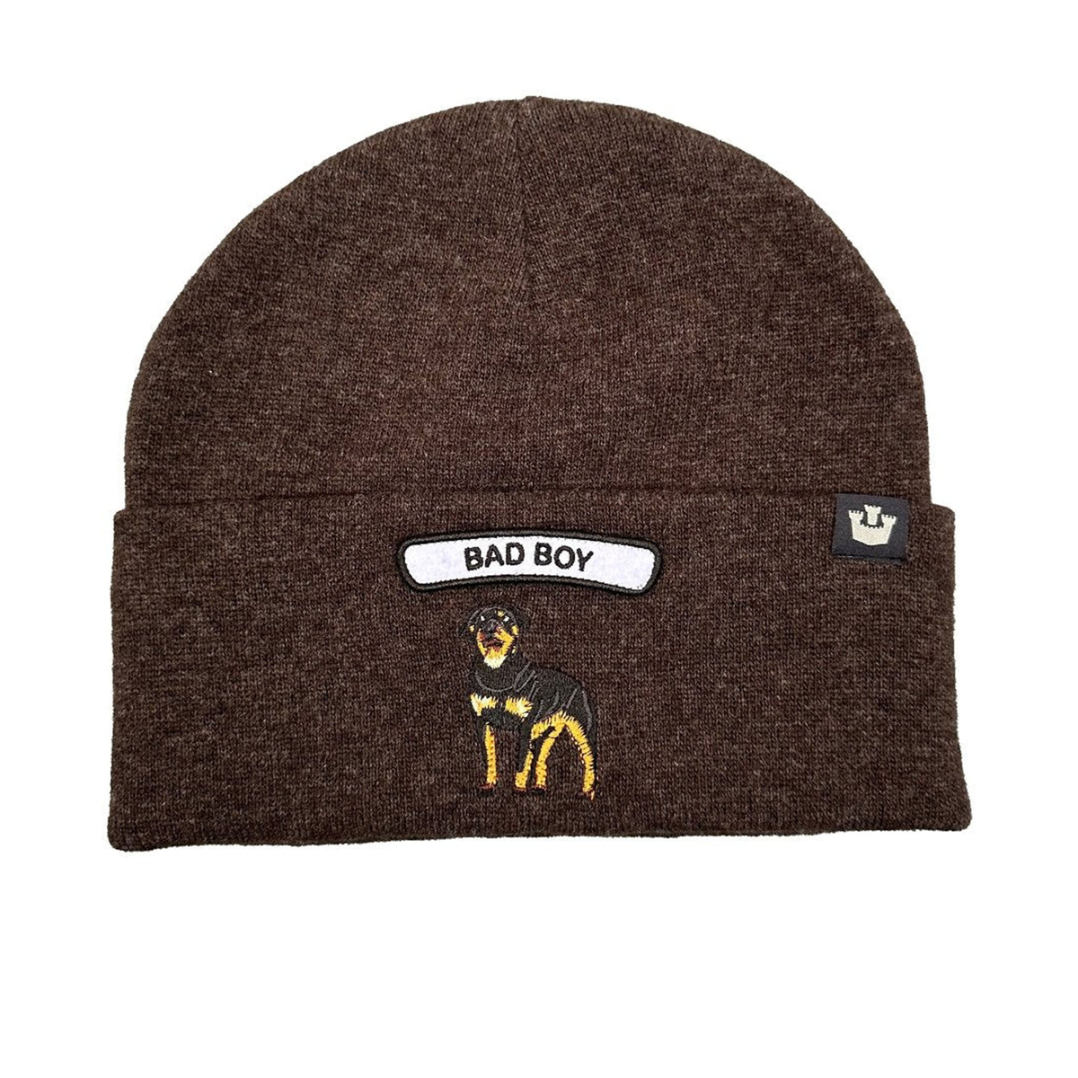 Braunes Strick-Beanie mit aufgesticktem Hund und "Bad Boy"-Patch vorne.