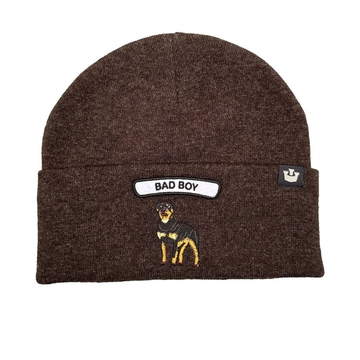 Braunes Strick-Beanie mit aufgesticktem Hund und "Bad Boy"-Patch vorne.