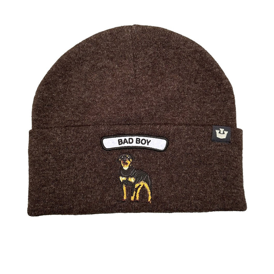 Braunes Strick-Beanie mit aufgesticktem Hund und "Bad Boy"-Patch vorne.