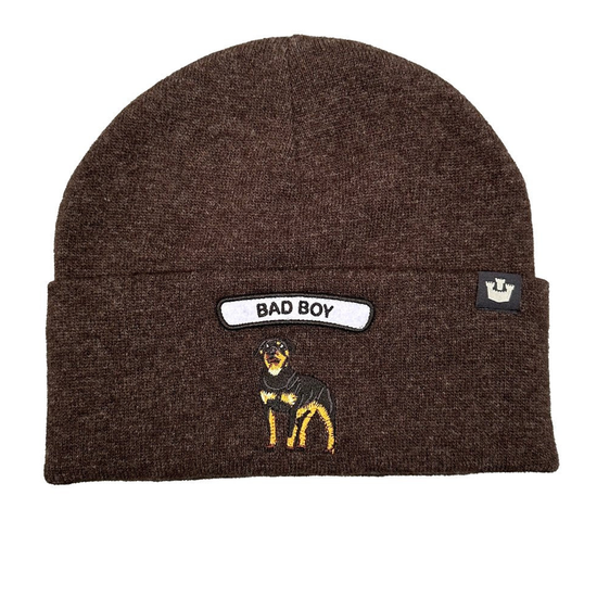 Braunes Strick-Beanie mit aufgesticktem Hund und "Bad Boy"-Patch vorne.