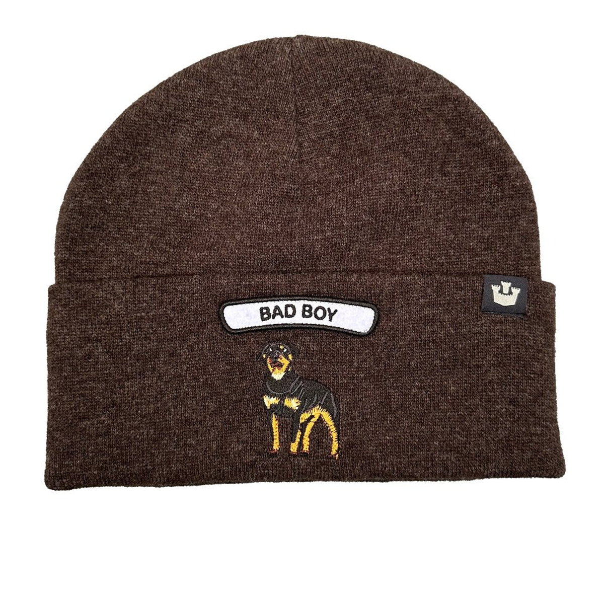 Braunes Strick-Beanie mit aufgesticktem Hund und "Bad Boy"-Patch vorne.
